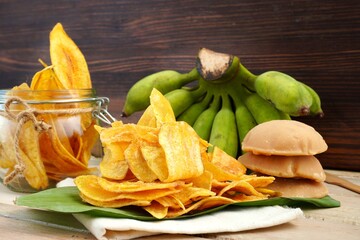 Crispy bananas and fresh bananas are placed on the table.