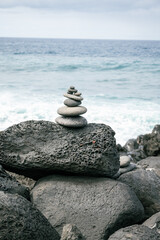 Fototapeta na wymiar stack of stones on sea coast - Cairn