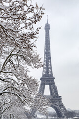 Tour Eiffel enneigé en hiver
