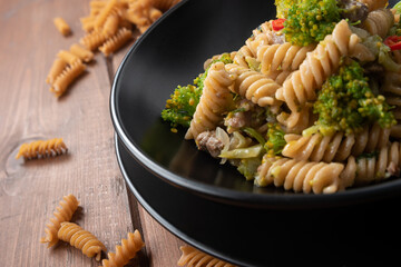 Piatto di saporita pasta con broccoli e salsiccia, Cibo Italiano