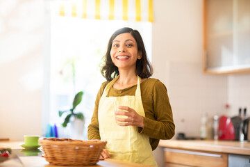 Obraz na płótnie Canvas Frau mit langen schwarzen Haaren arbeitet in der Küche 