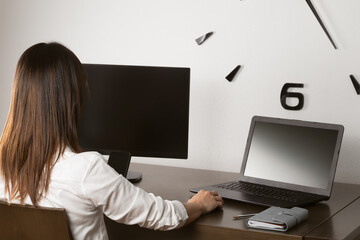 Mujer con varios ordenadores