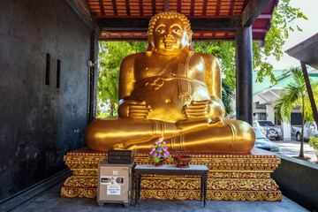 Obraz premium Wat Chedi Luang Buddhist temple in Chiang Mai, Thailand