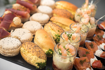 Cocktails, toasts et petits fours