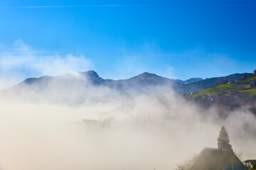 Alpenlandschaft in der Schweiz - Herbst und Nebel