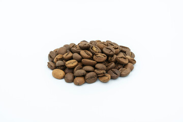 Café de java en grano natural, con fondo blanco para ventas en página web