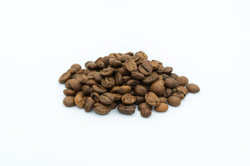 Café de uganda en grano natural, con fondo blanco para ventas en página web
