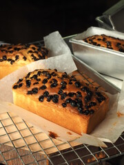 Raisin butter cake