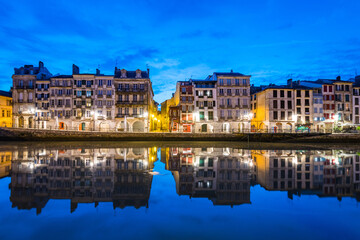 Naklejka premium views of nive river in bayonne with traditional houses at background