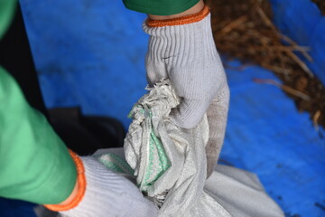 土嚢袋を運ぶ男性