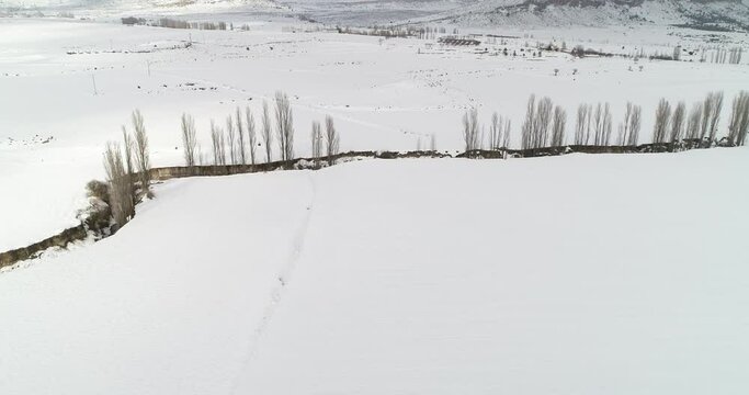 R&iacute;o peque&ntilde;o y nevado con drone