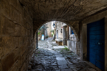 In der historischen Altstadt von Groznjan, Kroatien