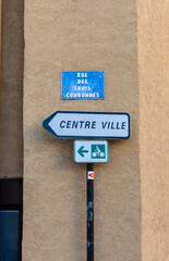 Obraz premium Carcassonne / France - March 11, 2020 - French direction sign to Carcassonne downtown and street sign Rue des Trois Couronnes.