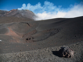 Lavafelsen am Barbagallo Krater mit Blick auf den Süd Krater des Etna auf Sizilien / Italien © Frank Süptitz
