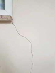 Riss im Mauerwerk unter dem Fenster
