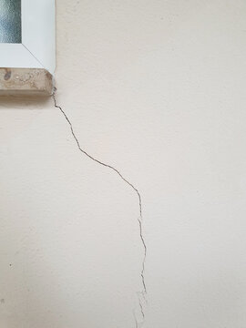 Riss im Mauerwerk unter dem Fenster