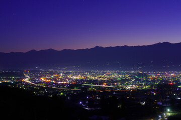 長野県飯田市　夜明け前の南アルプスと飯田市街