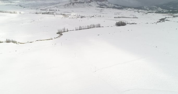 Peque&ntilde;o r&iacute;o nevado  con drone 4k
