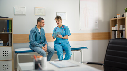 Obraz premium Doctor Consultation Office: Sitting on Exam Table Male Patient Listens to Experienced Head Nurse who Uses Digital Tablet Computer to Show, Explain His Analysis Results, Prescribe Medicine