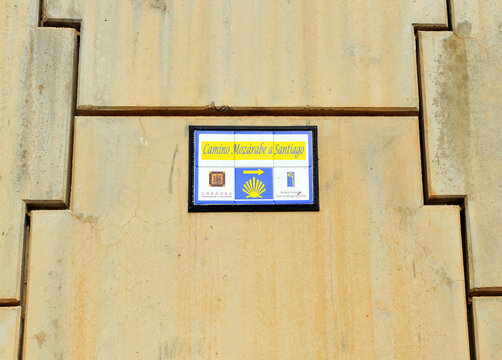 Se&ntilde;al de azulejos con logotipos para los peregrinos en el Camino Moz&aacute;rabe de Santiago, caminando desde C&oacute;rdoba hasta Cerro Muriano en Andaluc&iacute;a, Espa&ntilde;a