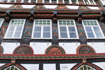 Einbecker Fachwerk; Typisch zierreiche Fassade mit Fächerrosetten  (Marktplatz/ Lange Brücke)