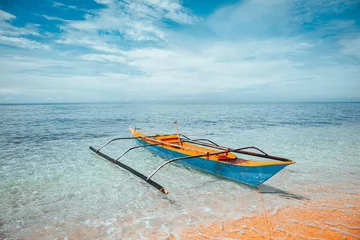 Keuken foto achterwand Boracay Wit Strand Traditionele Filippijnse boot op een wit strand in de zee