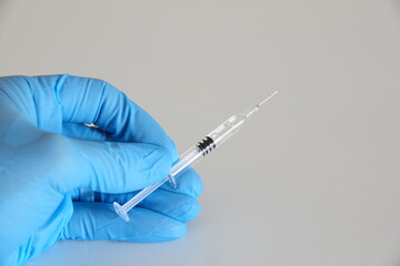 seringue entre les doigts de l'infirmi&egrave;re