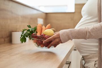 Schwangere Frau mit Gemüse in der Küche, Closeup