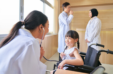 Obraz premium Doctor checkup smiling child girl with stethoscope in hospital