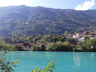Fototapeta premium Blick auf Aare und Berge in Interlaken, Schweiz