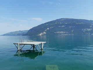 Sprungturm in einem Schwimmbad im Thunersee 1, Schweiz