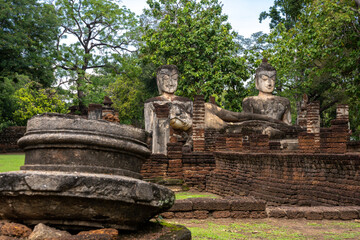 Obraz premium Three Buddha statues at Wat Phra Kaeo temple in Kamphaeng Phet Historical, Kamphaeng Phet ,Thailand.
