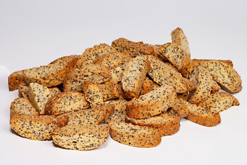a bunch of crackers with poppy seeds 