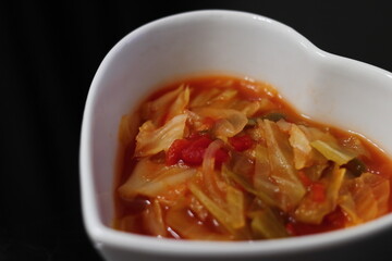 白いハートの器に入った健康的な野菜スープ