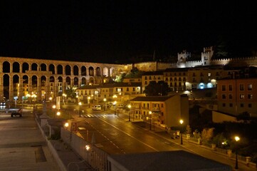 Fototapeta na wymiar Vista panorâmica do aqueduto romano de Segovia à noite / Espanha