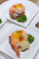 Grilled portobello mushroom with prawn, capsicum, cheese gratin