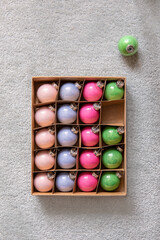 In einer Schachtel mit Christbaum kugeln fehlt eine Kugel