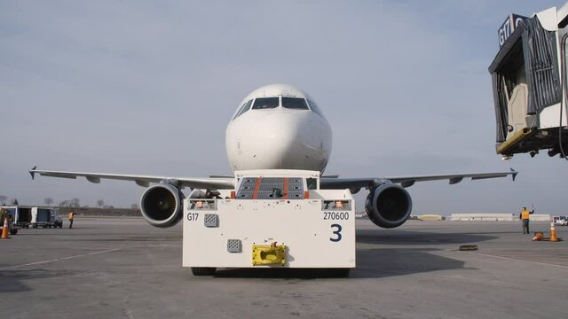 Tug push back a commercial airliner to the taxiway
