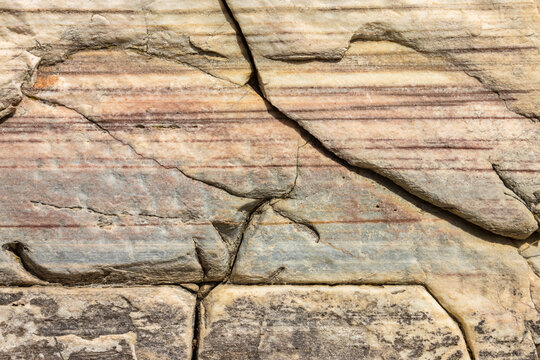 Farbreste an einer Mauer der antiken Ausgrabungsst&auml;tte des Heiligtums von Poseidon und Amphitrite auf der griechischen Kykladeninsel Tinos als Hintergrund