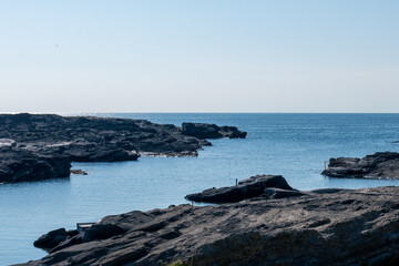入り江の風景　磯と海