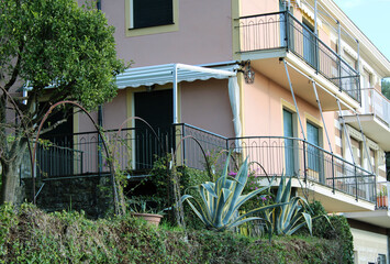 Fototapeta na wymiar Facciata con balconata e giardino
