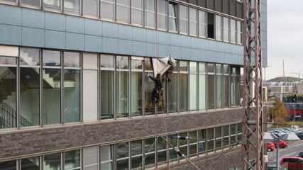 Höhenarbeiter Industriekletterer beim Fensterputzen