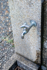 公園の水道　蛇口から出る水	