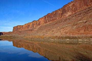 Fototapeta na wymiar Reflections in the Colorado River, Utah in winter 