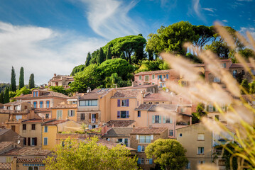 Les maisons colorées du village de Bormes les Mimosas, Var, France
