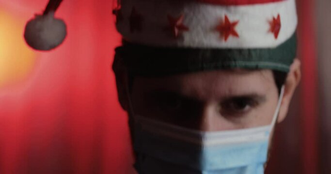 Medico festeggia il Natale con il cappello rosso