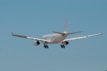Avión de línea aterrizando