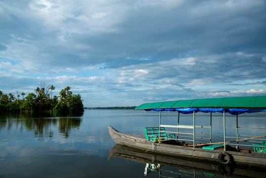 Beautiful photography of Traveling Boat, Blue sky and blue river, Traveling bot with green roof, Beautiful nature photography