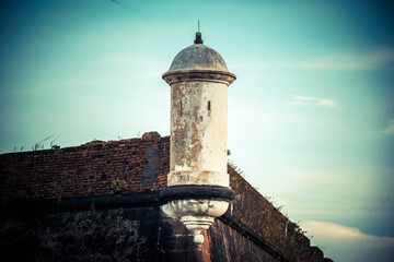 A Fortaleza de São José de Macapá   é  um patrimônio histórico e cultural. A guarita do baluarte, que fica no alto da fortaleza, oferece uma vista magnífica da cidade e do rio Amazonas. - obrazy, fototapety, plakaty