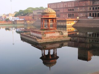 temple Machkund et le lac sacré à Dholpur Rajasthan INDE